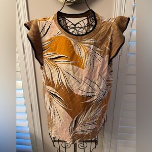 Dr2 top with crotchet neck and sleeve. Size Lg. NWT.